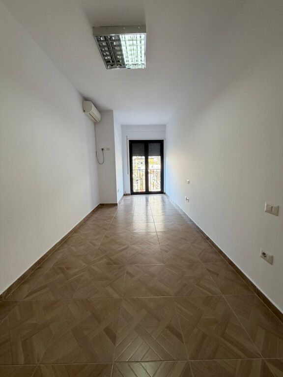 Jepet ambient per zyra me qera 1+1 tek Rruga e Sales Qender Tirane !