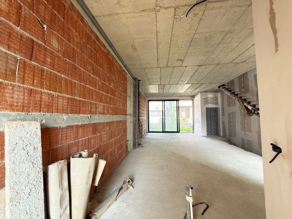 🏡 Vilë e Bashkangjitur për Shitje pranë TEG