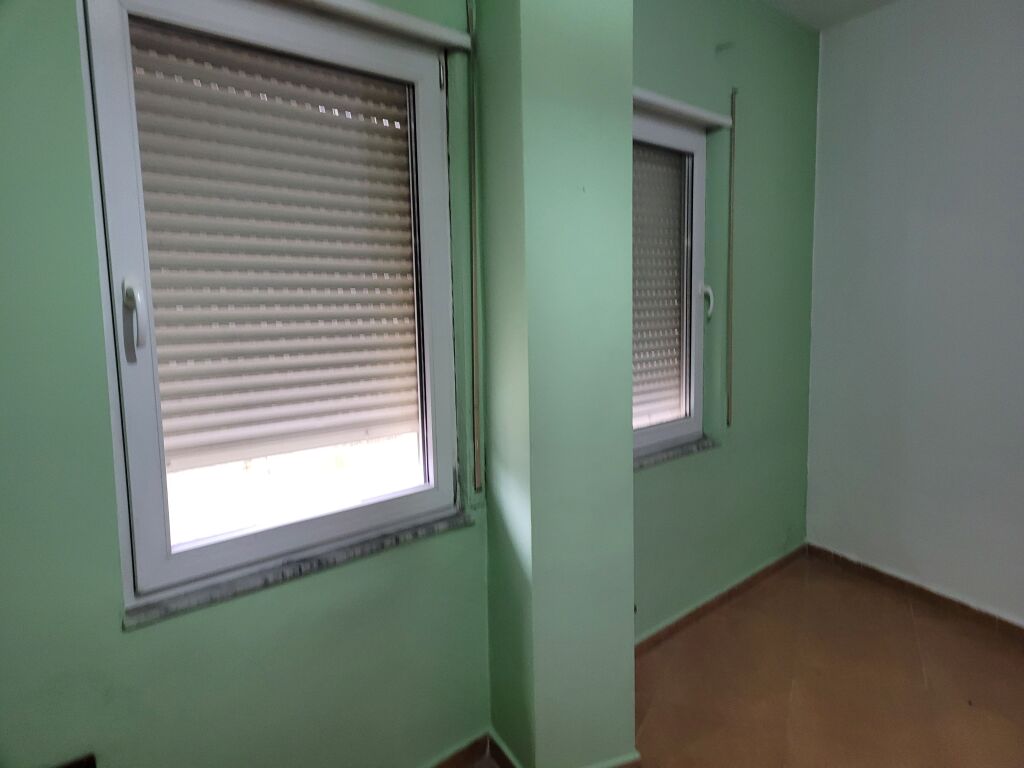 Shitet  apartament  3 +1+2  +parkim fillimi rruges  Kodra e Diellit  