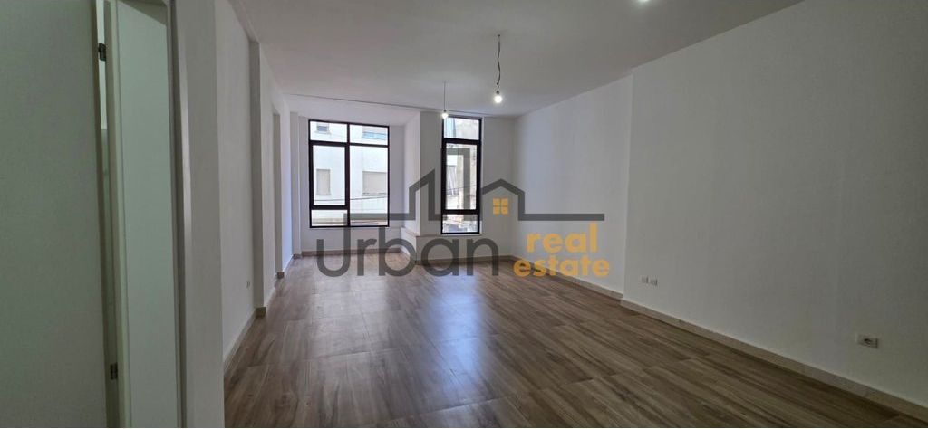 Jepet Ambjent Biznesi me qera tek Mine Peza/Donika Center