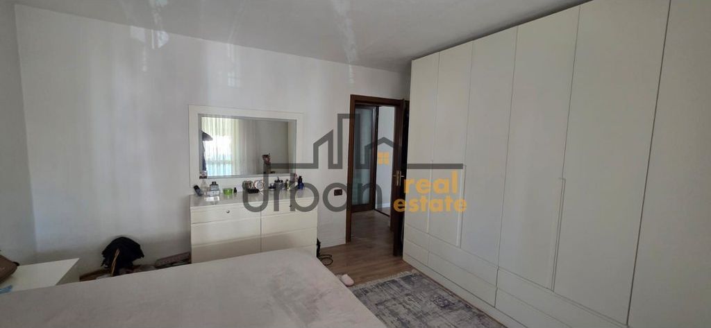 Shitet Apartament 4+1+2 – Ali Demi , Tiranë