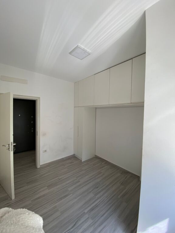 Jepet me qera Apartament 1+1 ne rrugen 5 Maj
