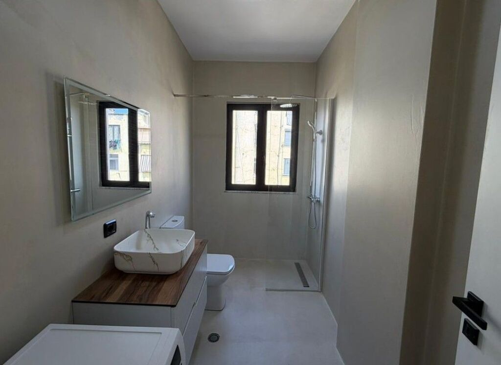 Apartament  2+1 + Gardërobë për Shitje – Përballë Kompleksit Delijorgji