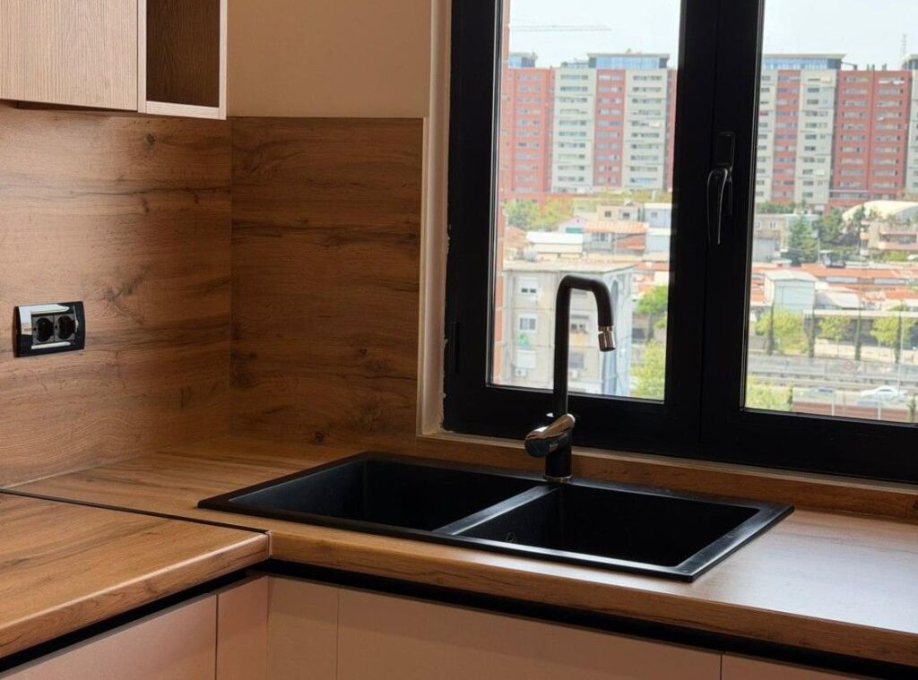 Apartament  2+1 + Gardërobë për Shitje – Përballë Kompleksit Delijorgji