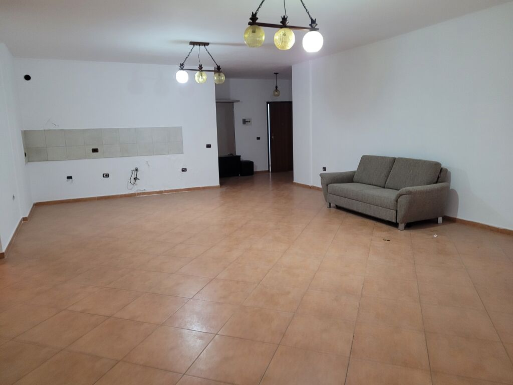 Shitet  apartament  3 +1+2  +parkim fillimi rruges  Kodra e Diellit  
