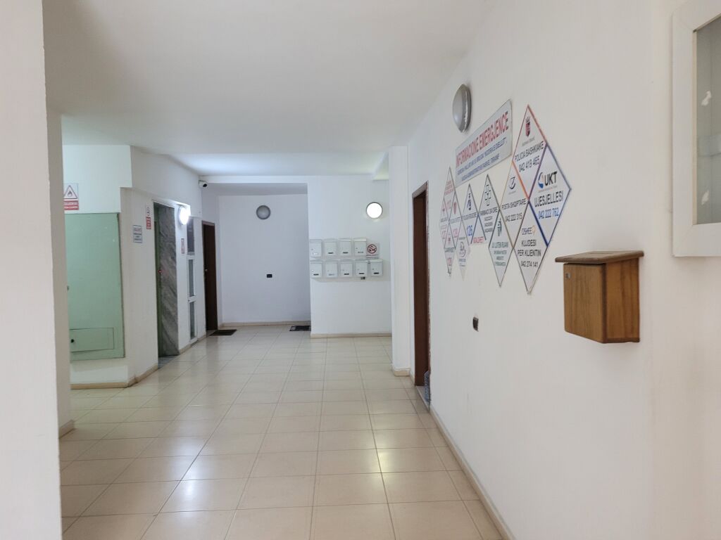 Shitet  apartament  3 +1+2  +parkim fillimi rruges  Kodra e Diellit  