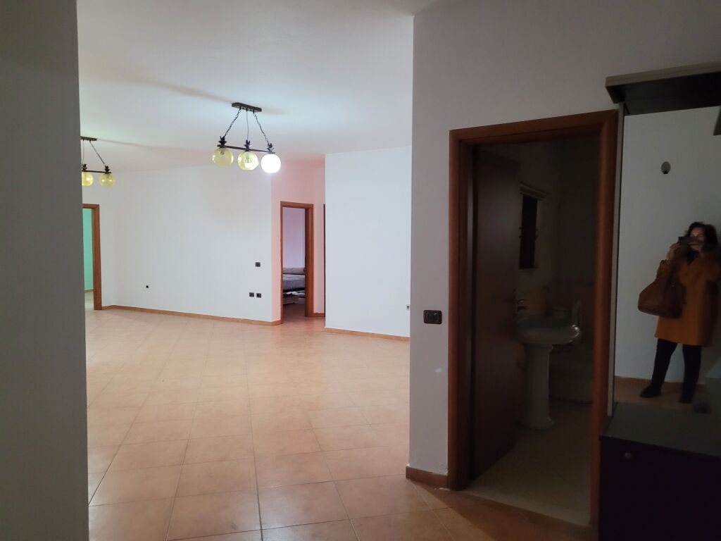 Shitet  apartament  3 +1+2  +parkim fillimi rruges  Kodra e Diellit  