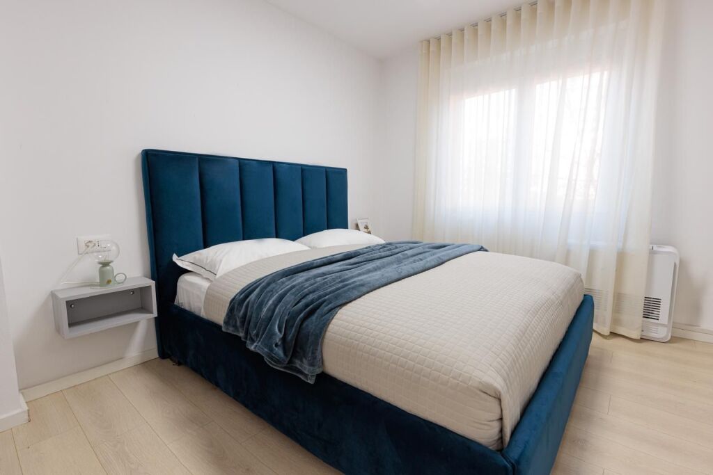 Shitet apartament 3+1 tek Mine Peza!