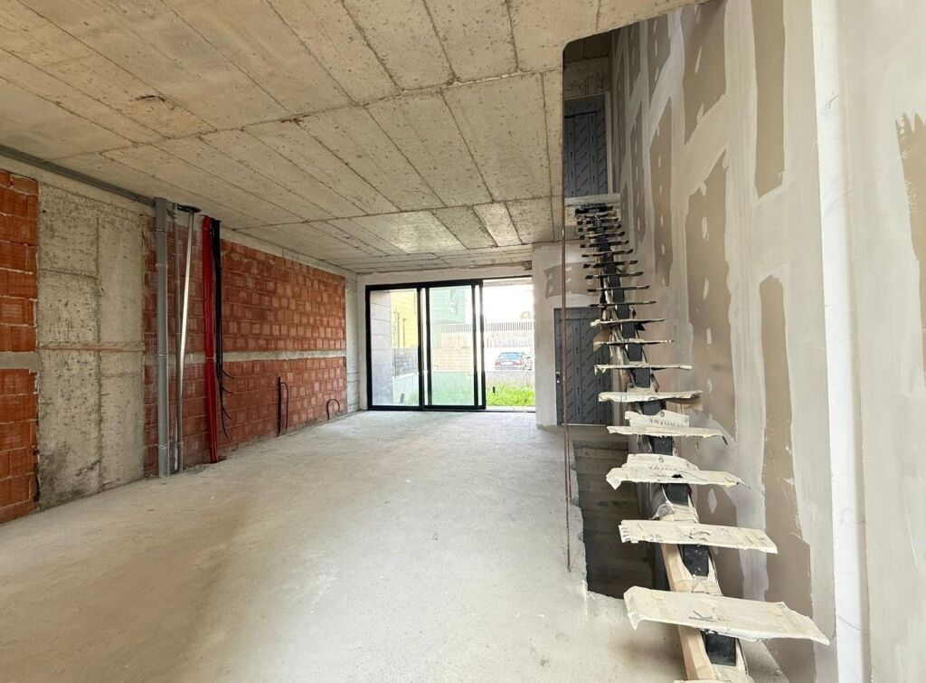 Vilë e Bashkangjitur për Shitje pranë TEG