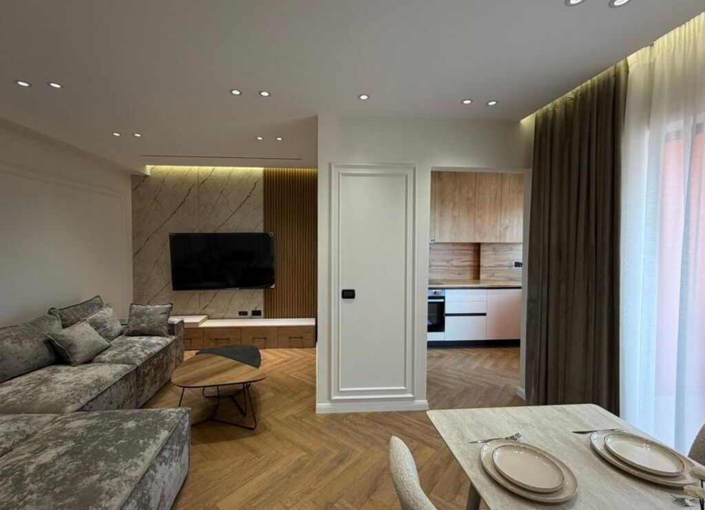 Apartament  2+1 + Gardërobë për Shitje – Përballë Kompleksit Delijorgji