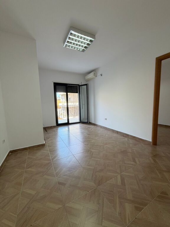 Jepet ambient per zyra me qera 1+1 tek Rruga e Sales Qender Tirane !