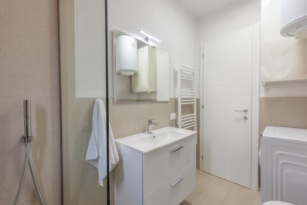 Shitet apartament 3+1 tek Mine Peza!