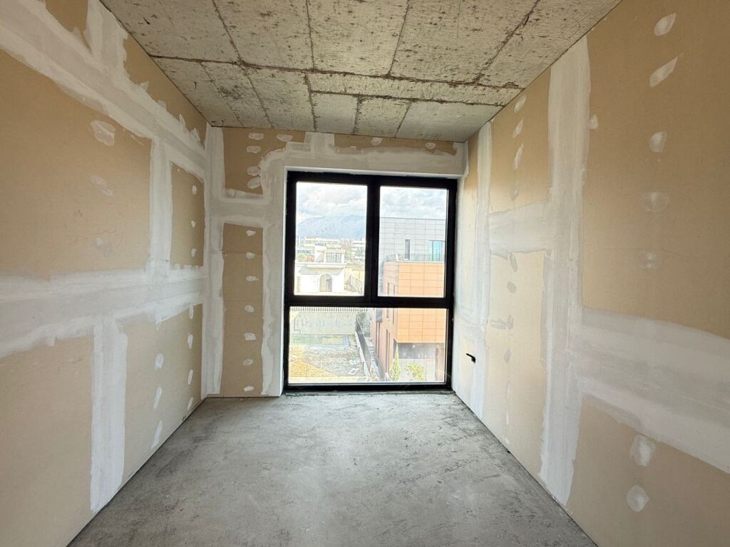 Vilë e Bashkangjitur për Shitje pranë TEG