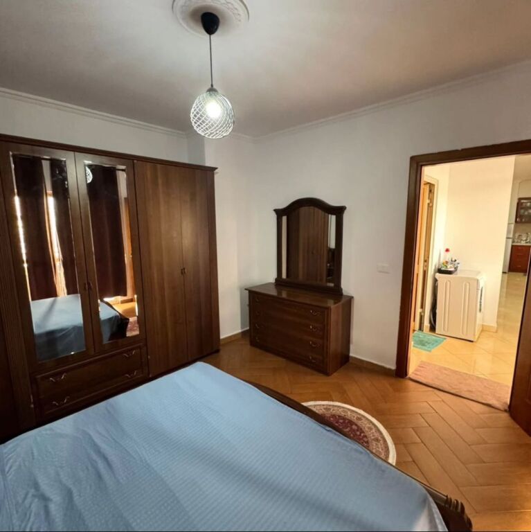Jepet me qira..! Qëndër.. Rruga e Barrikadave Apartament 2+1