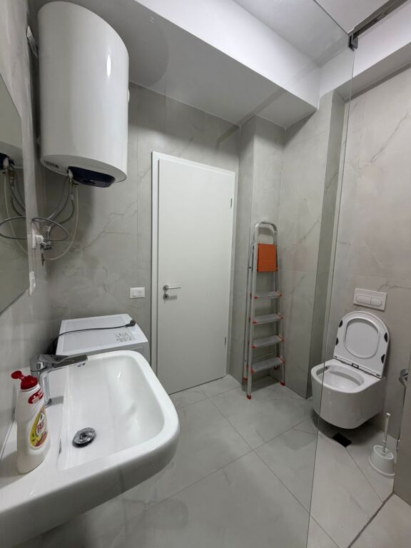 In affitto 1+1  Ali demi Complesso Kadiu  5° piano  Arredato  Prezzo 400 mila lek