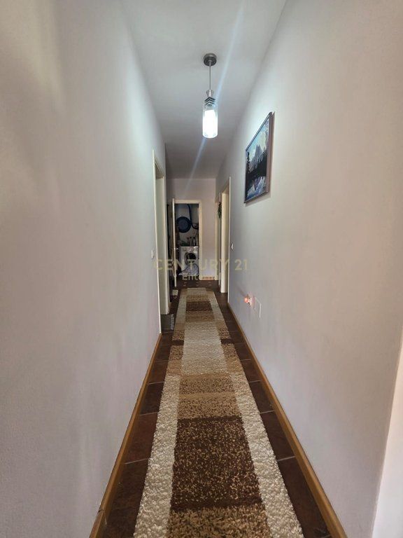 Appartamento 3+1+2 in vendita a Blloku Gintash, Laprake