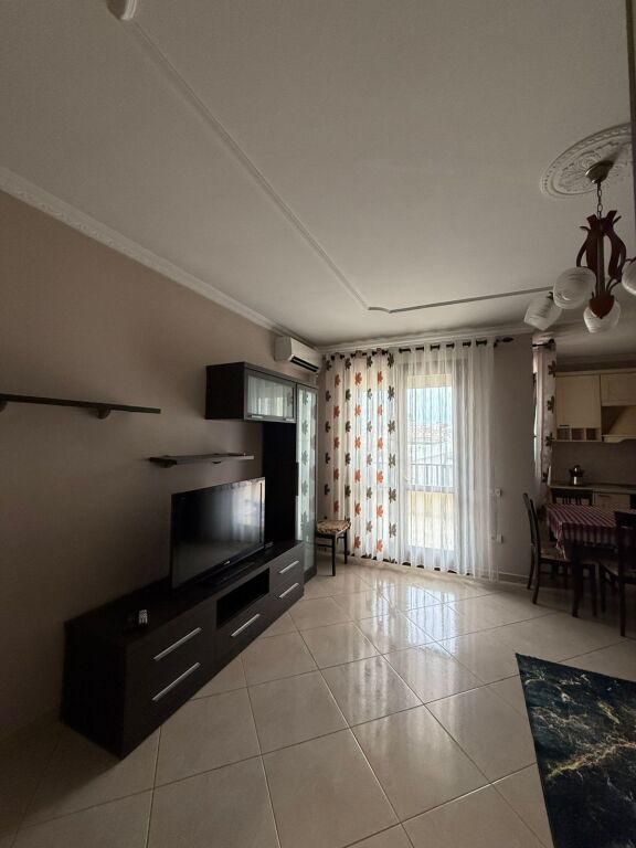 🏢Kopshti Botanik,prane Xhamise jepet me qera apartament,2+1+2,i mobiluar.60,000L