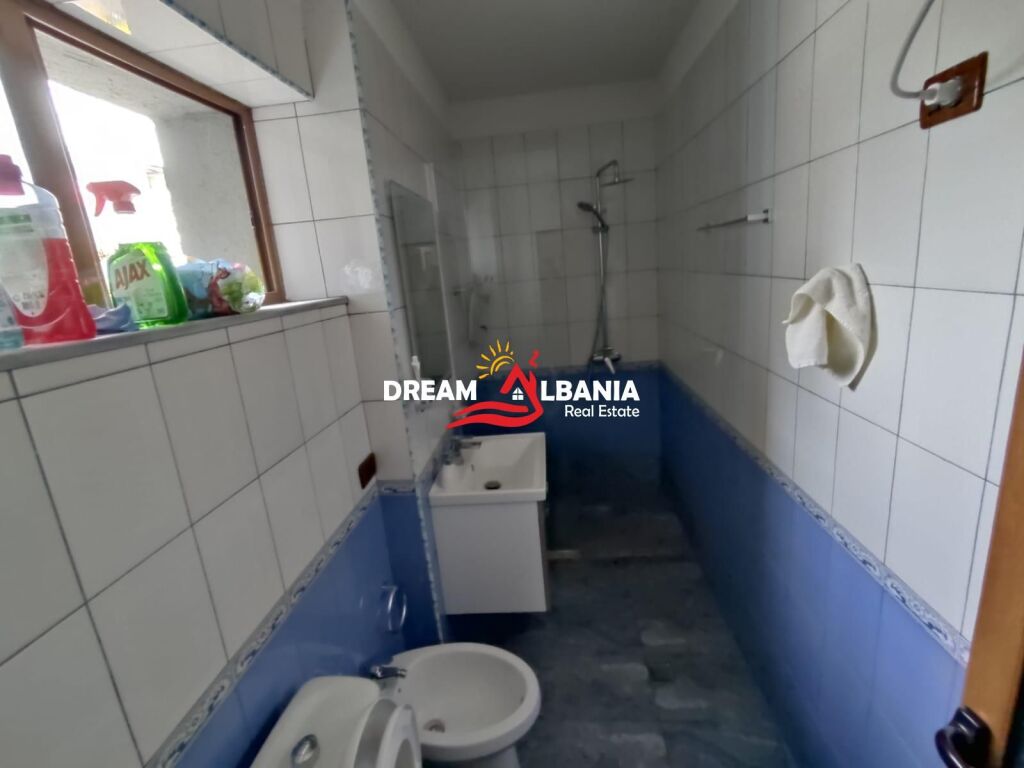 Jepet Apartament 1+1 me Qera ne zonen e Pazarit te Ri ( ID 42111552 )