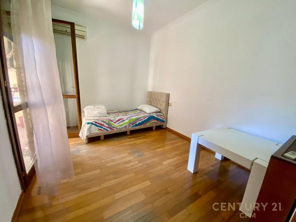 Apartament 3+1+2+Depo per shitje te Komuna e Parisit