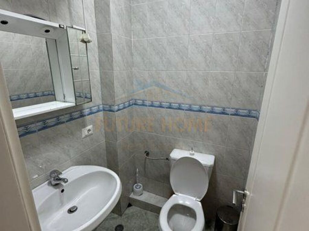 Shitet, Apartament 3+1+2, Stacioni Trenit, Tiranë