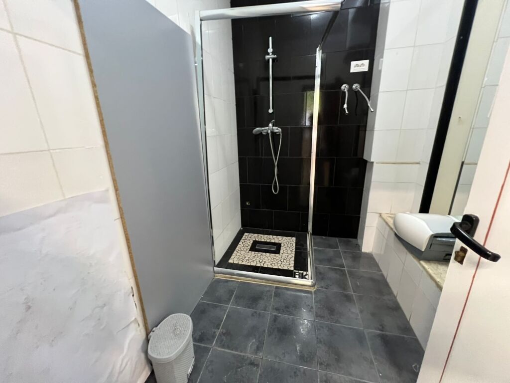 🏢 Qera – Ambient Biznesi në Bllok, Tiranë