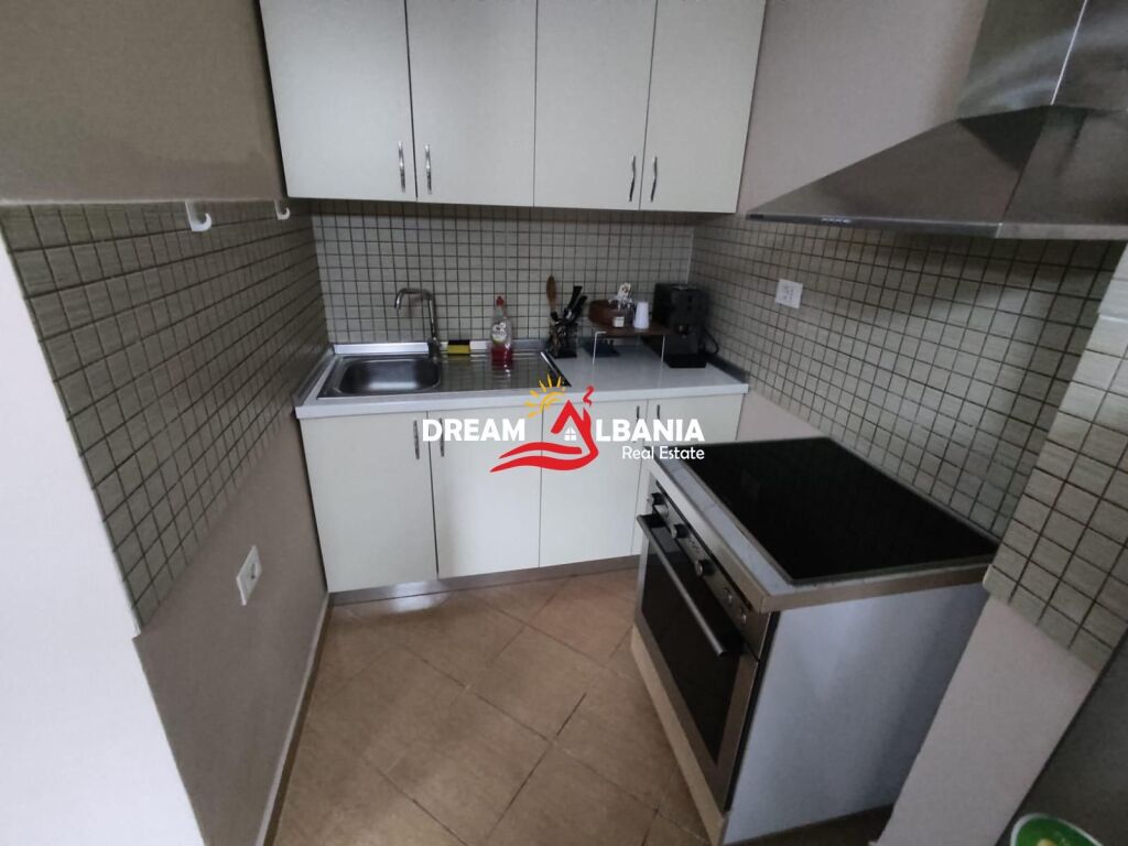 Jepet Apartament 1+1 me Qera ne zonen e Pazarit te Ri ( ID 42111552 )