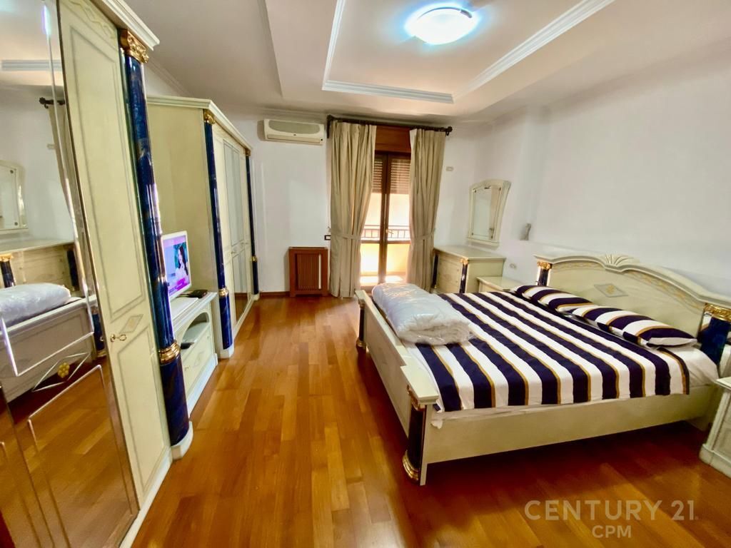 Apartament 3+1+2+Depo per shitje te Komuna e Parisit