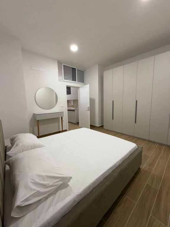 Jepet me qira apartament 1+1 +verand