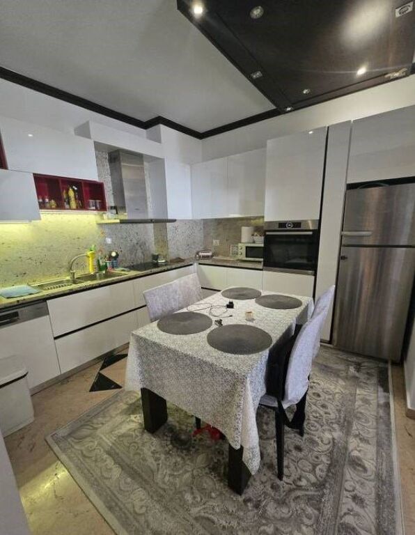 Shitet Super Apartament i investuar 2+1+2 + dy BAllkone Tek njesia Administrative nr 13