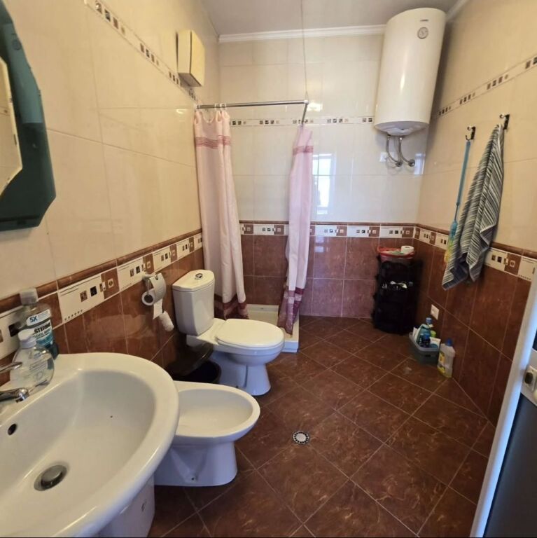 Jepet me qira..! Qëndër.. Rruga e Barrikadave Apartament 2+1