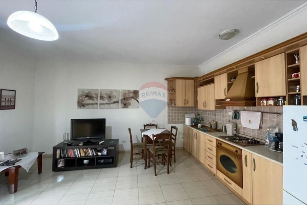 Apartament 1+1 me Qira tek Komuna Parisit