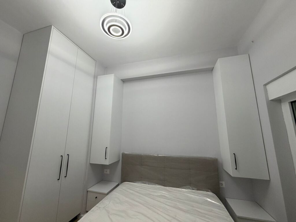 In affitto 1+1  Ali demi Complesso Kadiu  5° piano  Arredato  Prezzo 400 mila lek