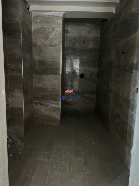 SHITET APARTAMENT 3+1+2+VERANDE "VILA L, 5 MAJ" 44800000 LEKE