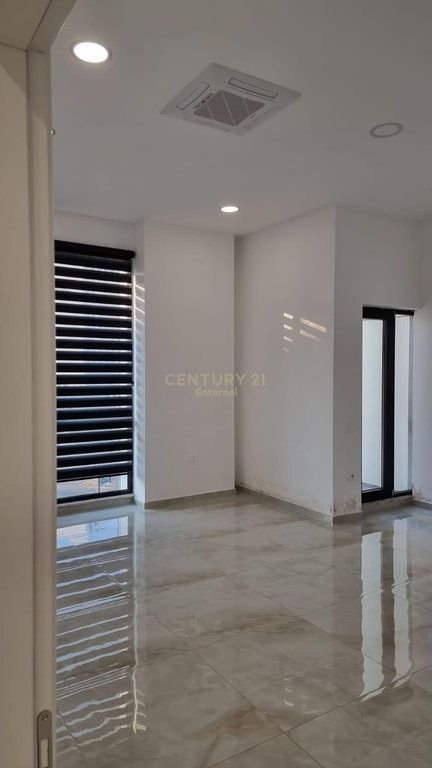 Njësi Komrcialeme Qira tek Farmacia 10    3500