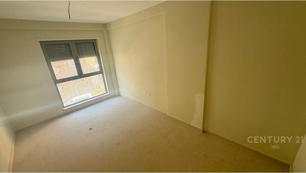 Shitet apartament 1+1 tek Shkolla e Kuqe, pranë Pazarit të Ri