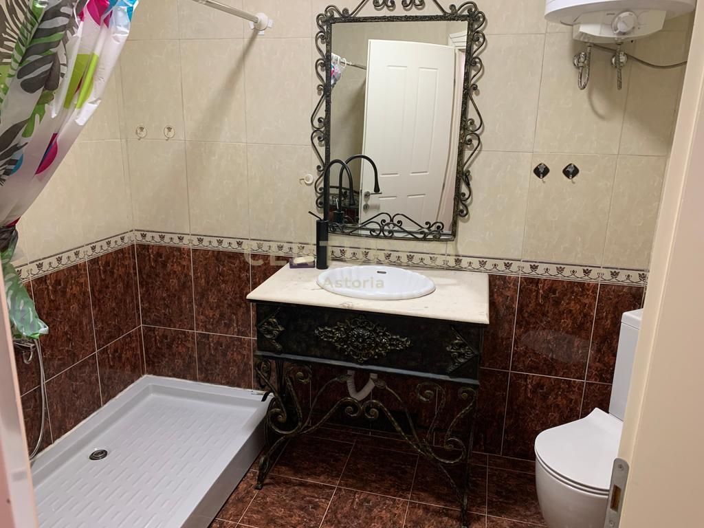 Appartamento spazioso 2+1+2 con balcone chiuso in affitto