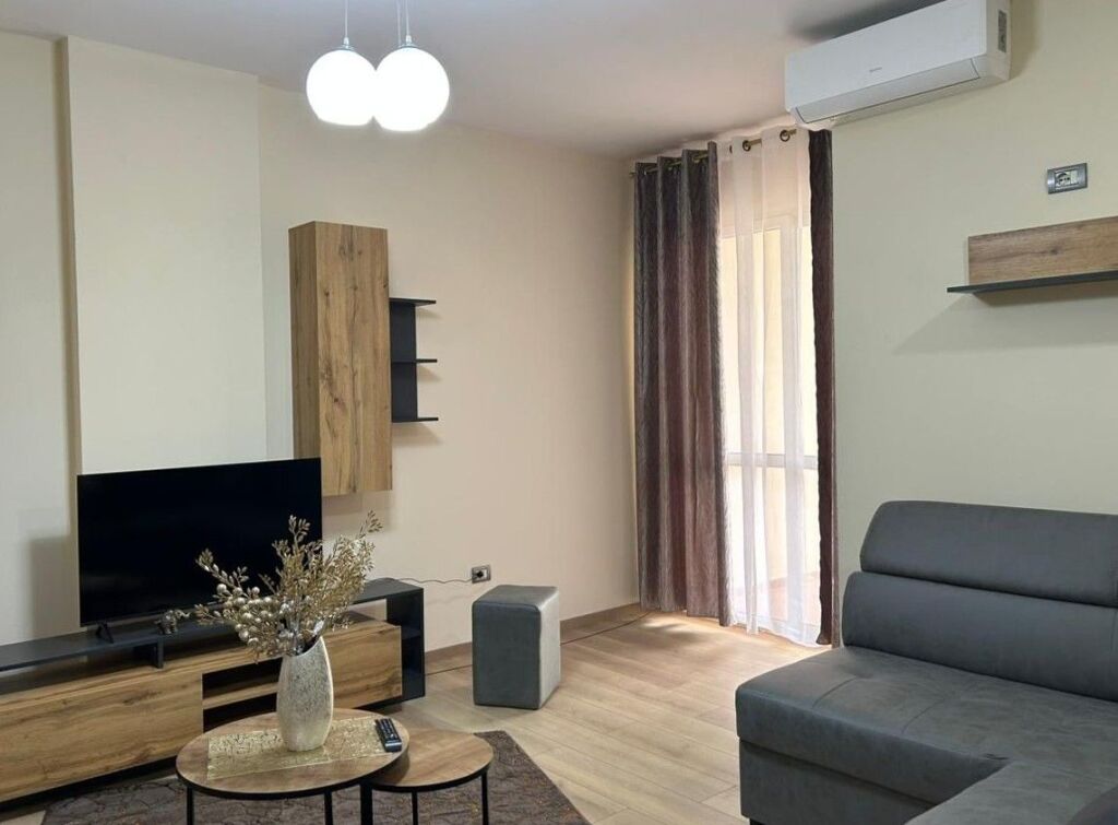 SHTËPI ME QERA  (PËRBALLË DELIJORGJIT)