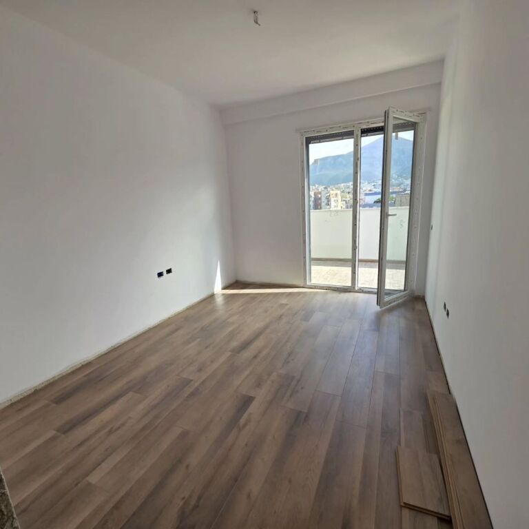 Shitet..! Tregu Elektrik Apartament 2+1+2+Verandë