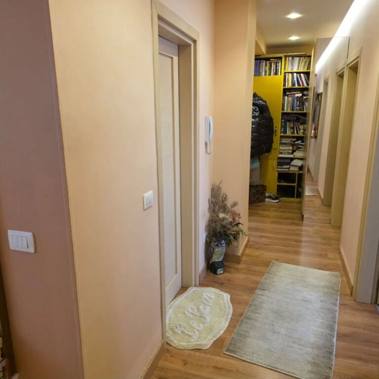 Shitet..! Apartament 2+1+2 , Verandë, Depo, Oborr, Garazh...