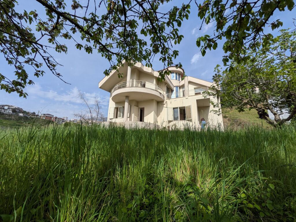 VILLA SU DUE PIANI IN VENDITA SITUATA NELLA ZONA DI SHKOZA!