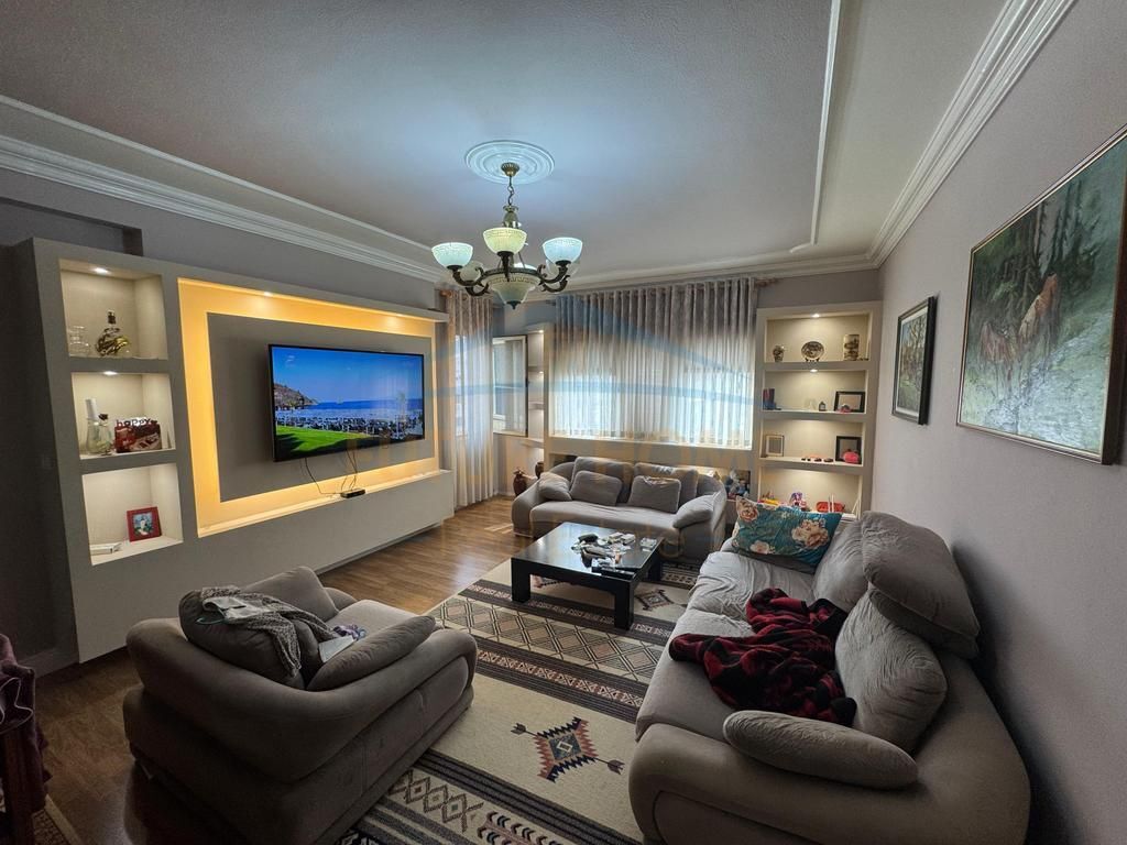 Shitet, Apartament 3+1+2, Unaza e Re