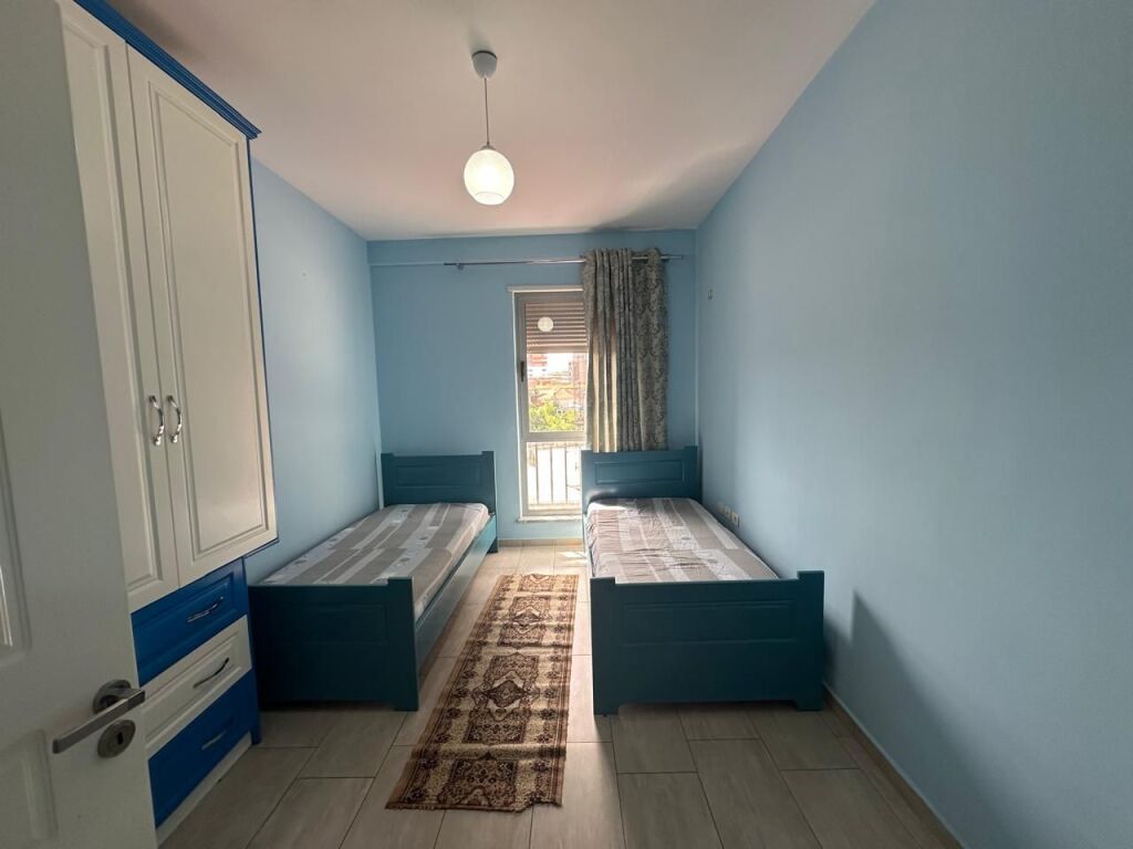 Dopo il Centro Glob, si affitta un appartamento 2+1 arredato. 55.000 LEKE