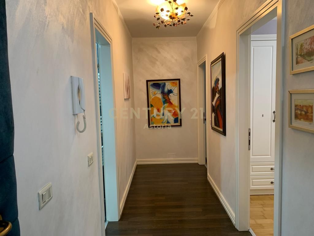 Appartamento spazioso 2+1+2 con balcone chiuso in affitto