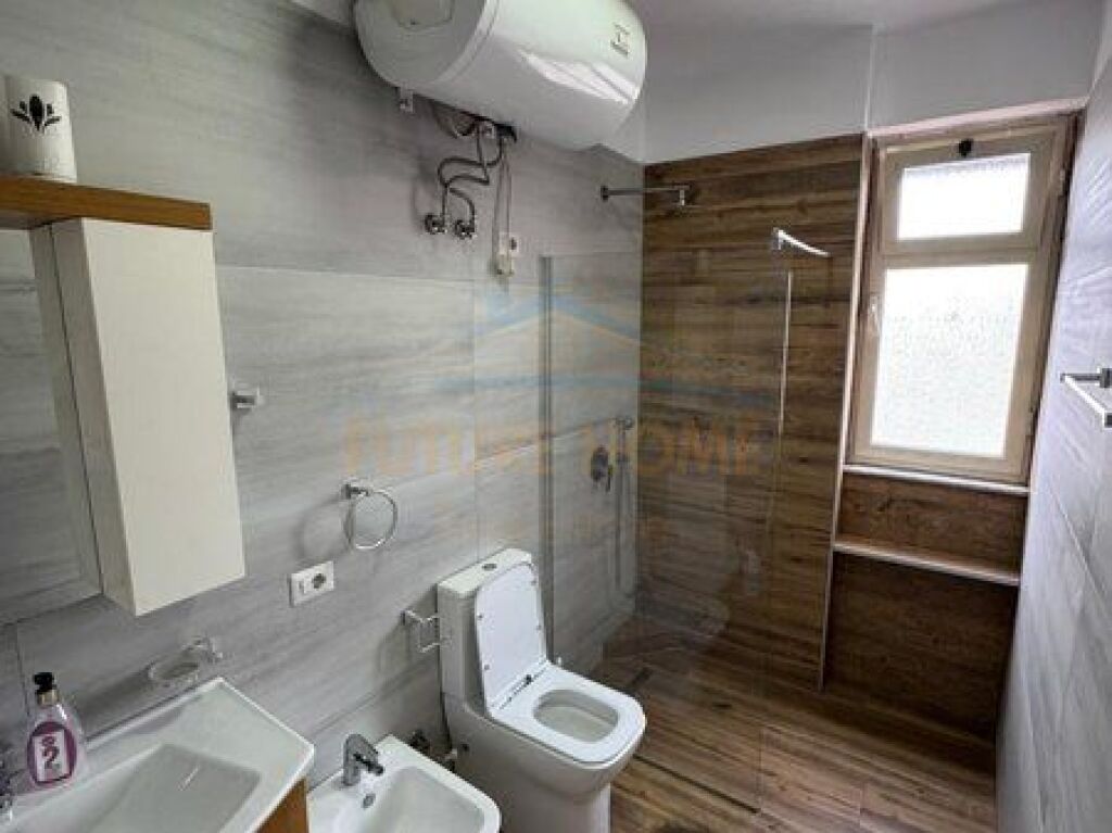 Shitet, Apartament 3+1+2, Stacioni Trenit, Tiranë