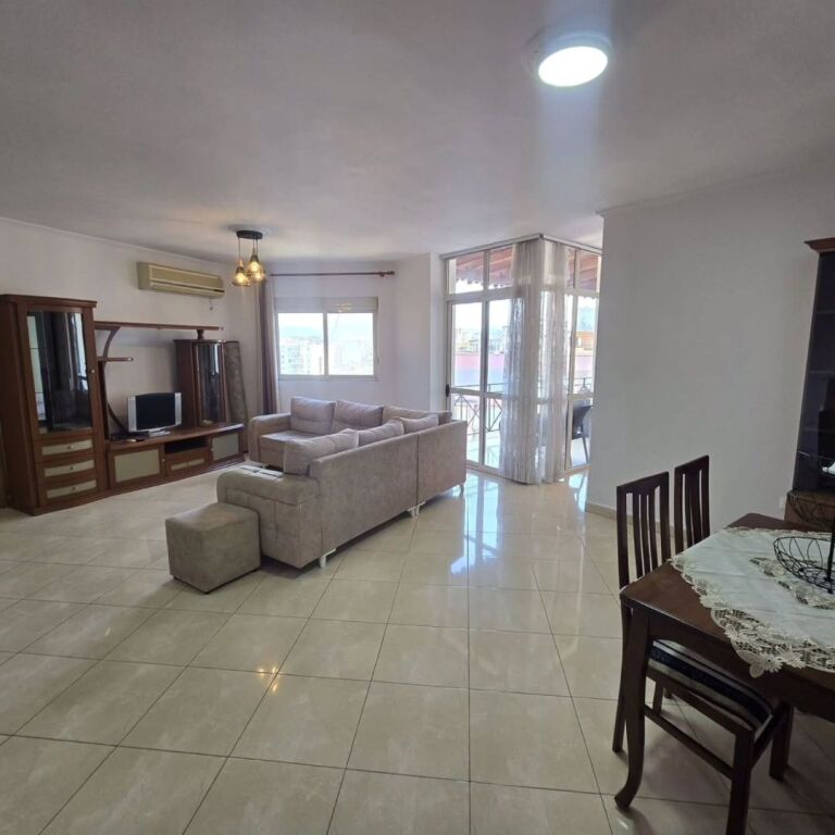 Jepet me qira..! Qëndër.. Rruga e Barrikadave Apartament 2+1