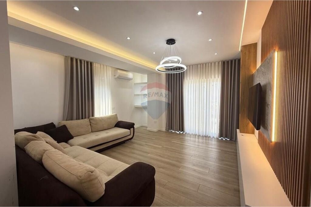 Super apartament 2+1+2 me qira!