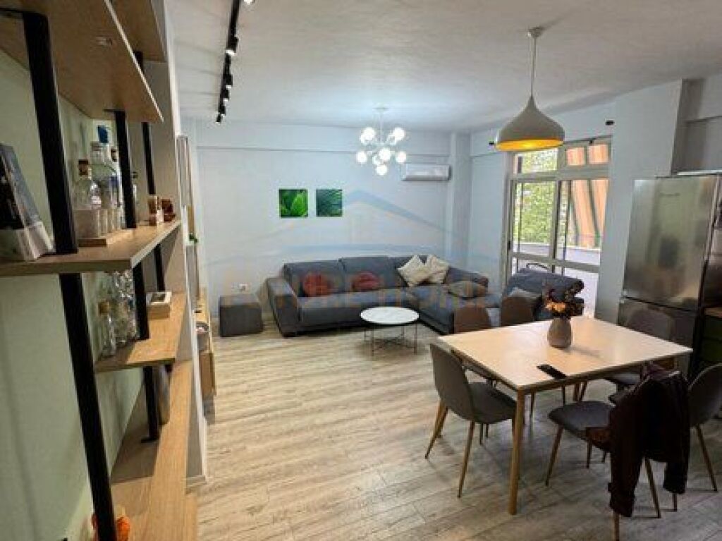 Shitet, Apartament 3+1+2, Stacioni Trenit, Tiranë