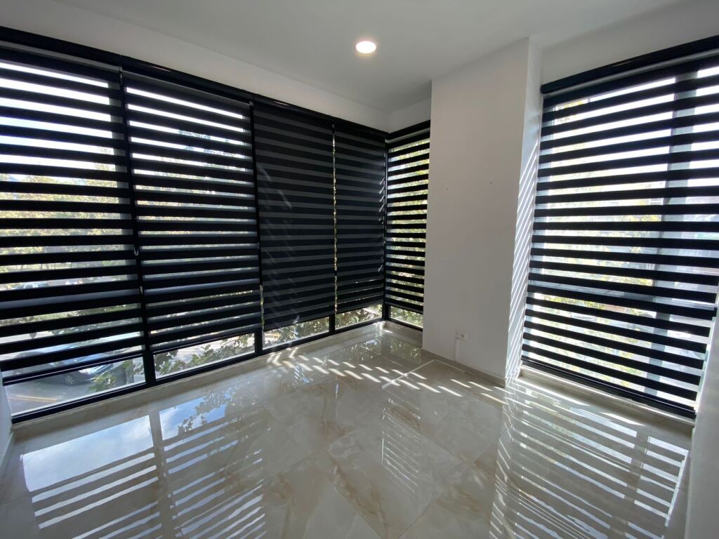 Locale commerciale in affitto 230 m², situato in una zona molto frequentata, all'incrocio vicino a Farmacia 10, sopra il locale Mon Cheri (secondo piano).
Il locale ha ingresso e scale private, adatto per uffici, cliniche, call center o varie attività commerciali.
Affitto mensile: 3500 Euro.
Per maggiori informazioni, si prega di contattare