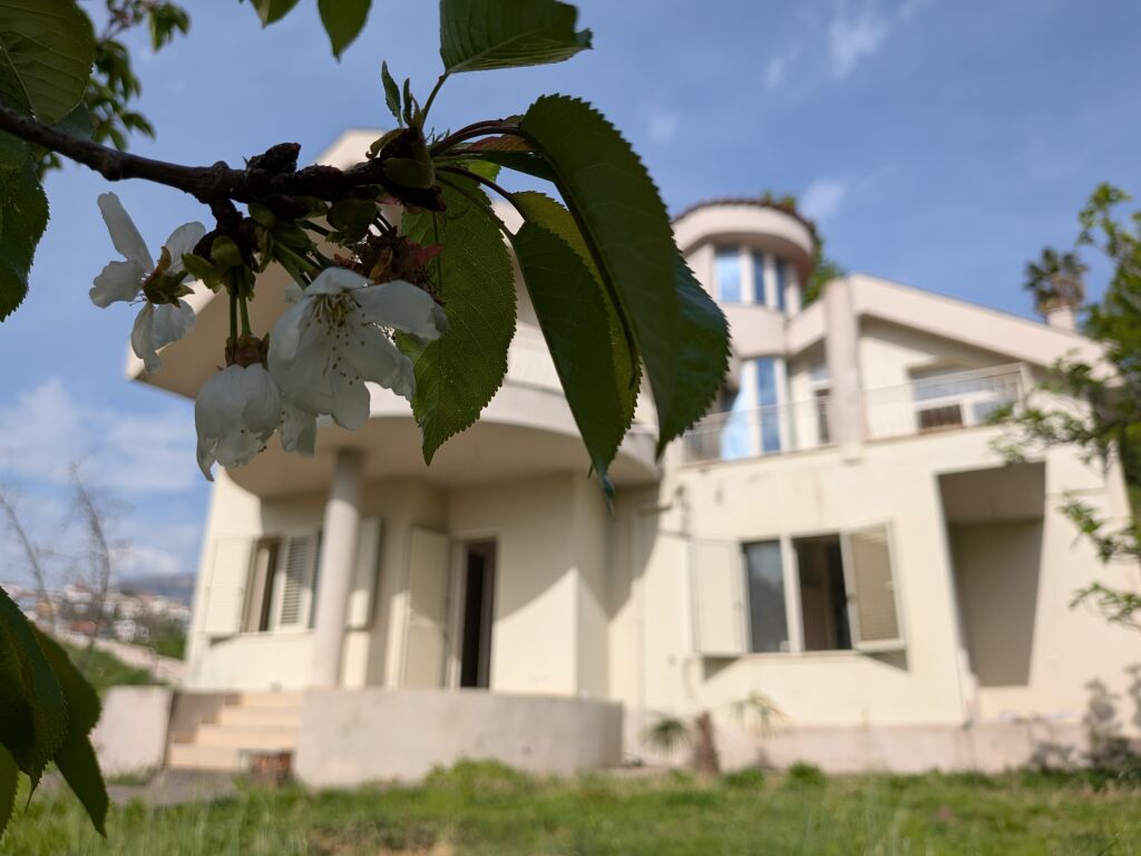 VILLA SU DUE PIANI IN VENDITA SITUATA NELLA ZONA DI SHKOZA!