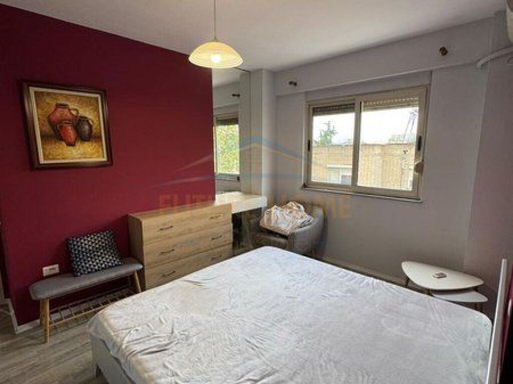 Shitet, Apartament 3+1+2, Stacioni Trenit, Tiranë